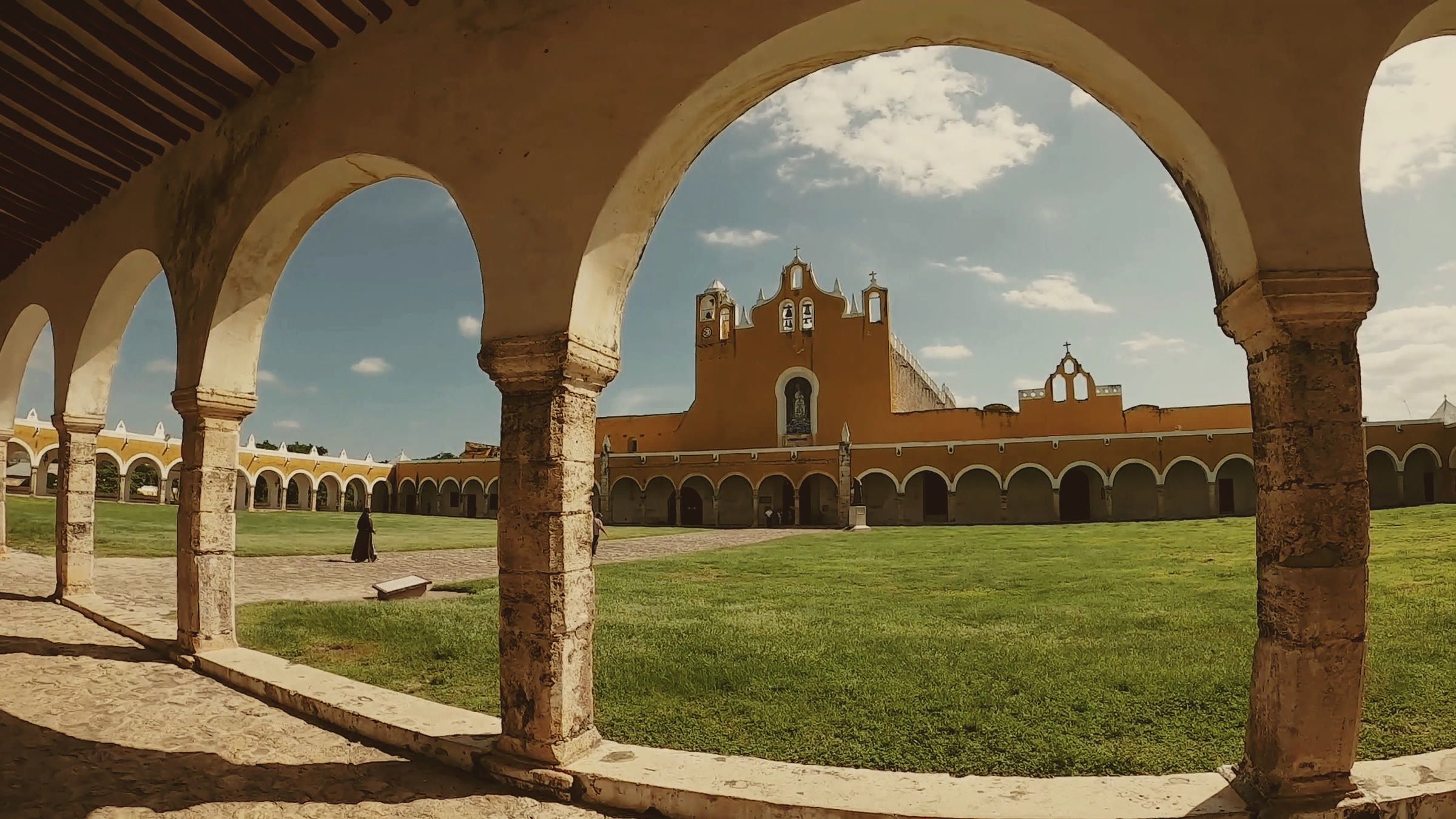 Arcos del convento de Izamal frente al atrio